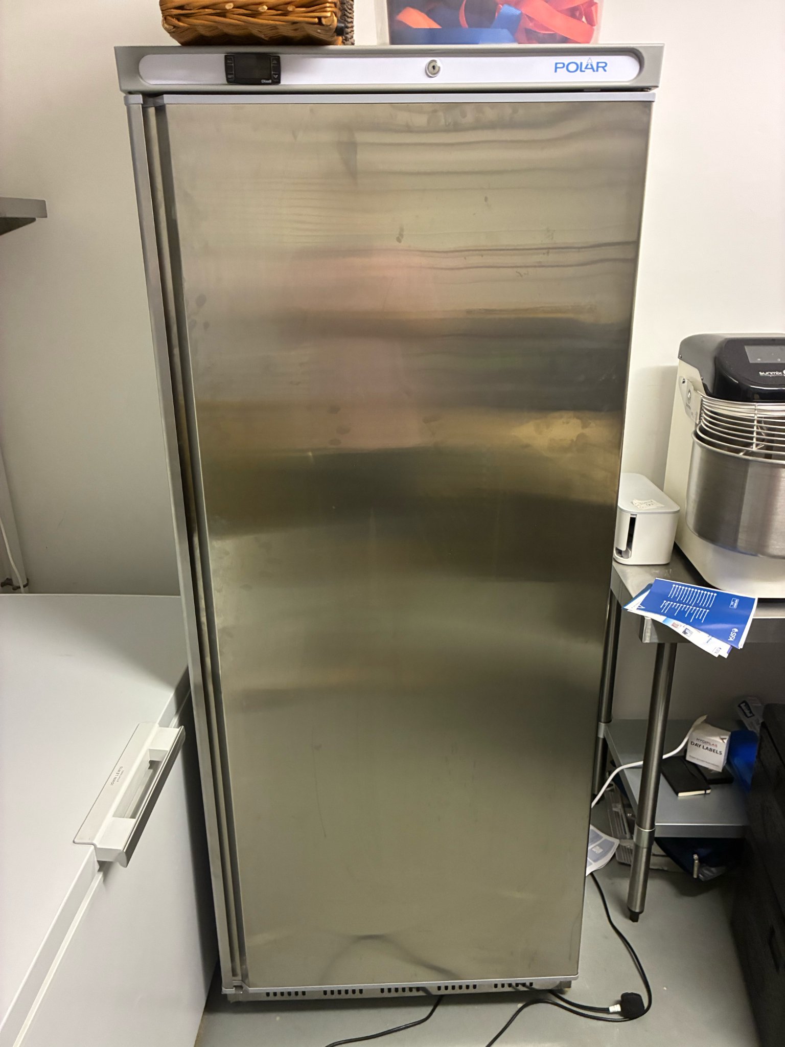 POLAR CD084-04 600L STAINLESS STEEL COMMERCIAL UPRIGHT FRIDGE ā AS NEW ā ONLY APPROX. 10 HOURS USE