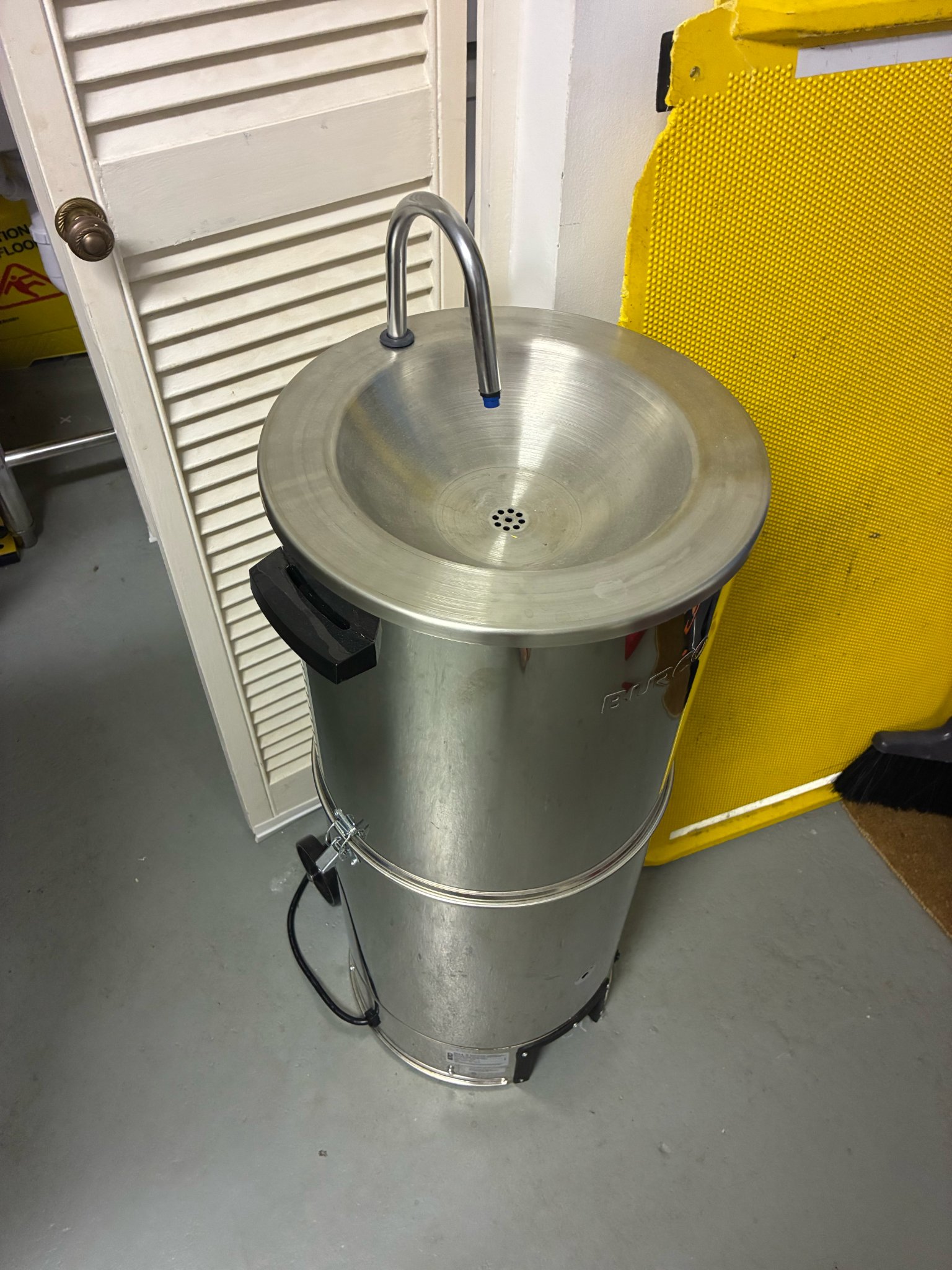 BURCO HW01 HEATED MOBILE HAND WASH STATION ā BARELY USED