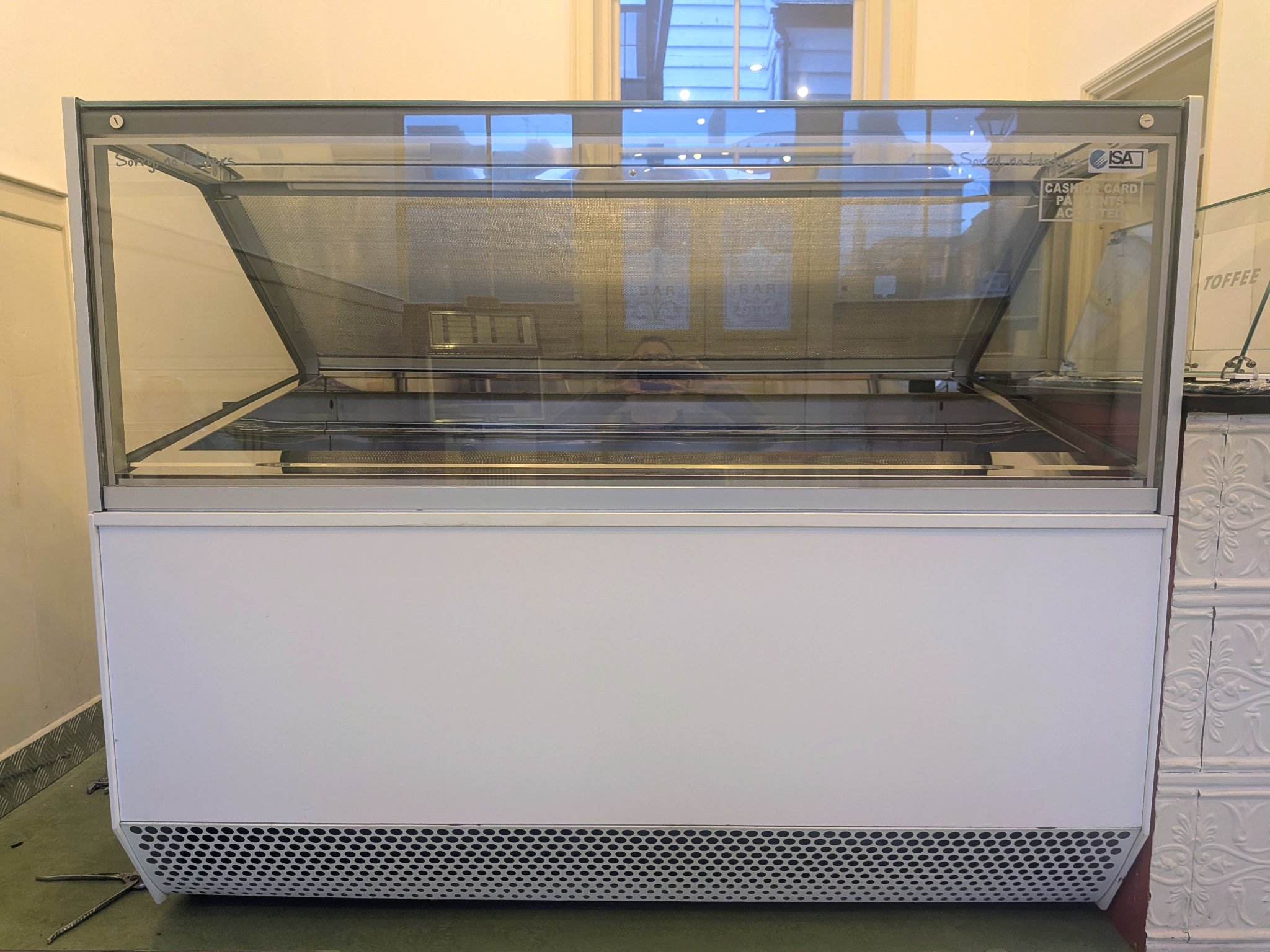 ISA MILLENNIUM 18 pan ice cream display freezer