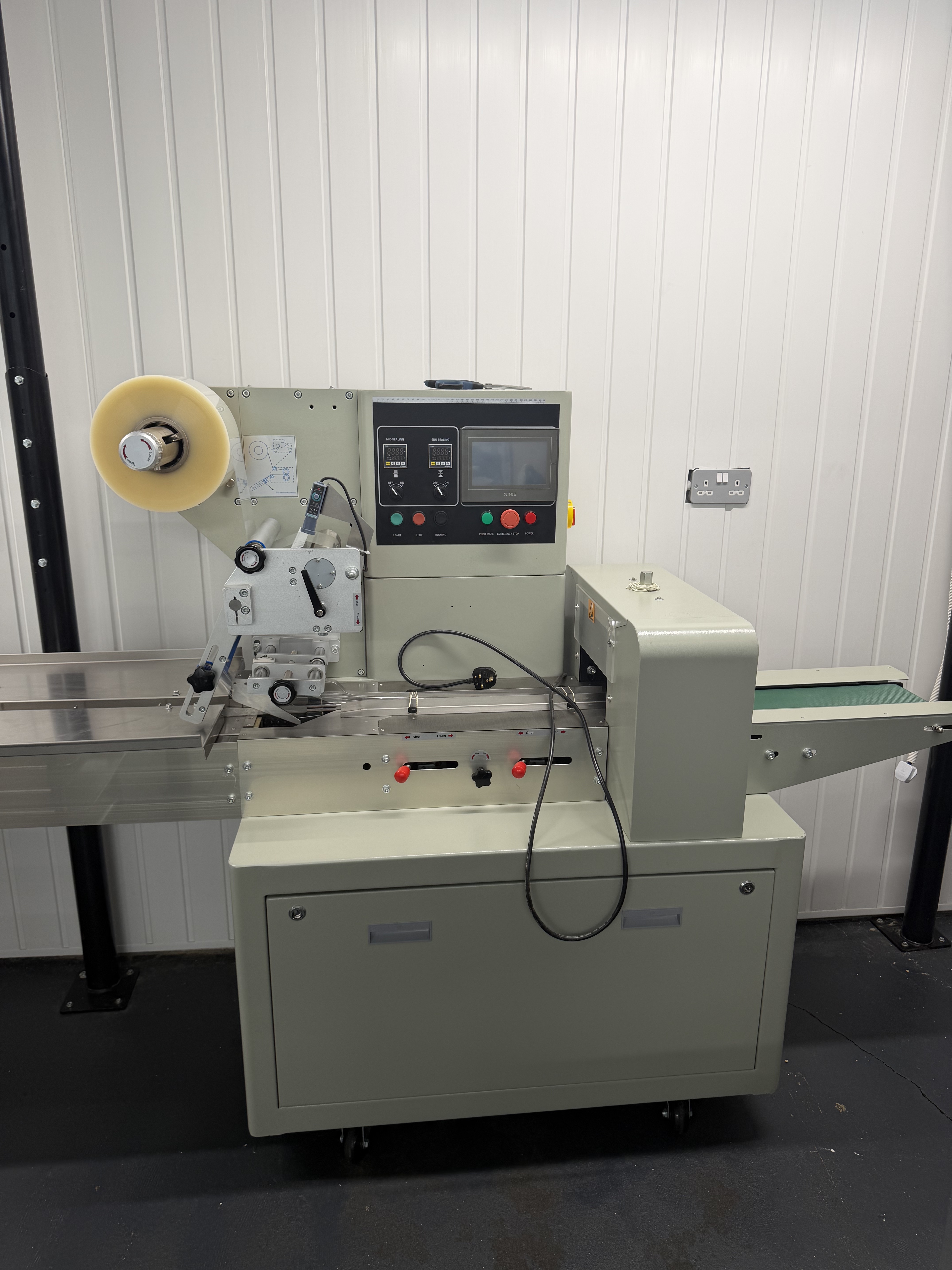 Horizontal Flow / Pillow Packing Machine